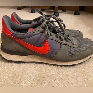 Vintage Nike running shoes size 9